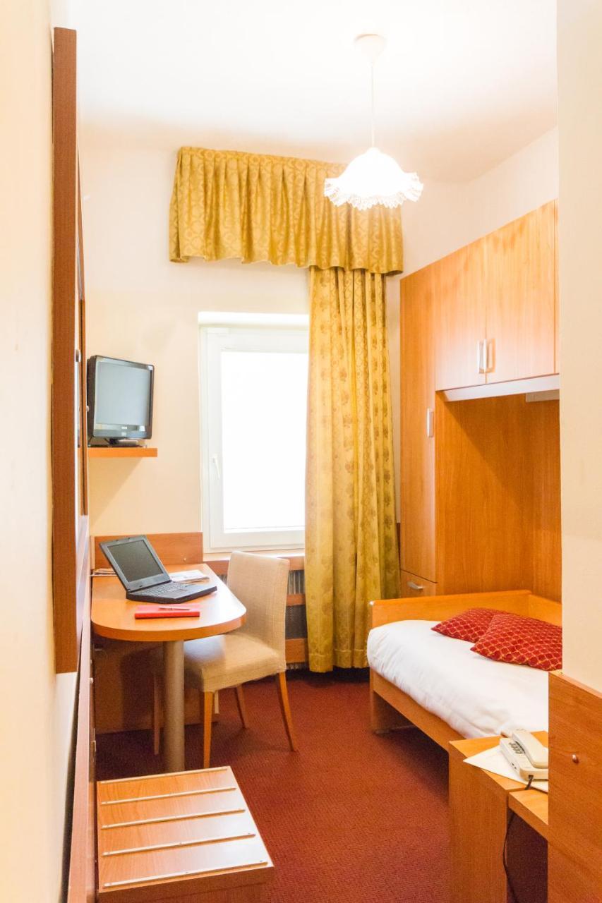 Single Room,736865140:JPEG